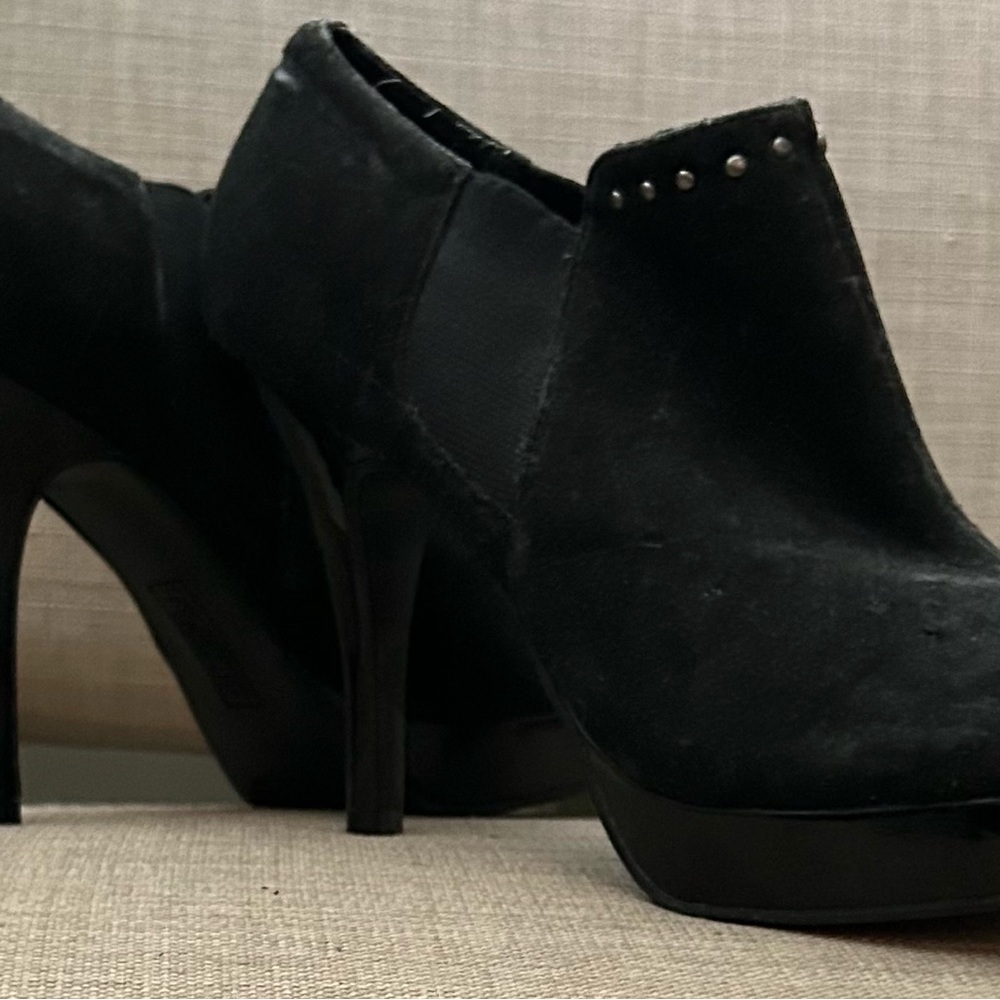 Black size 8 Heels. Very cute. Only wore a few times.
